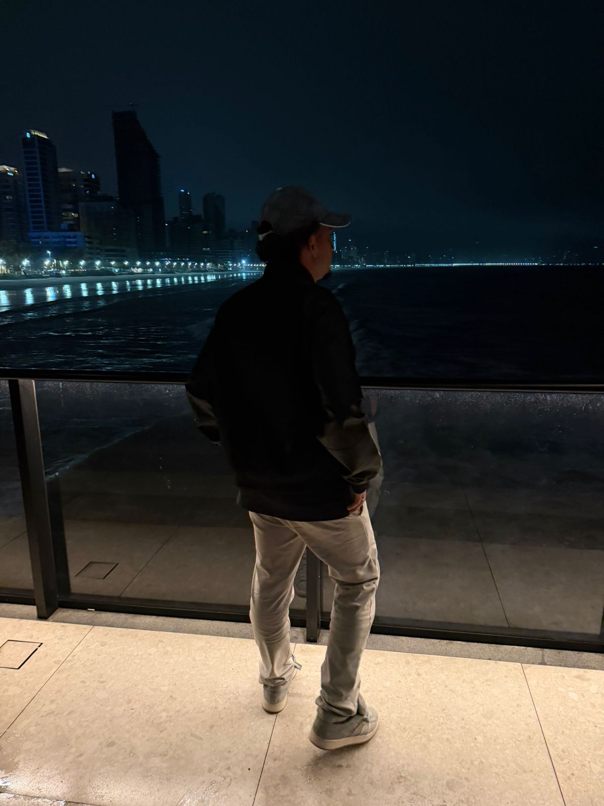 Luiz Gustavo observando a orla à noite