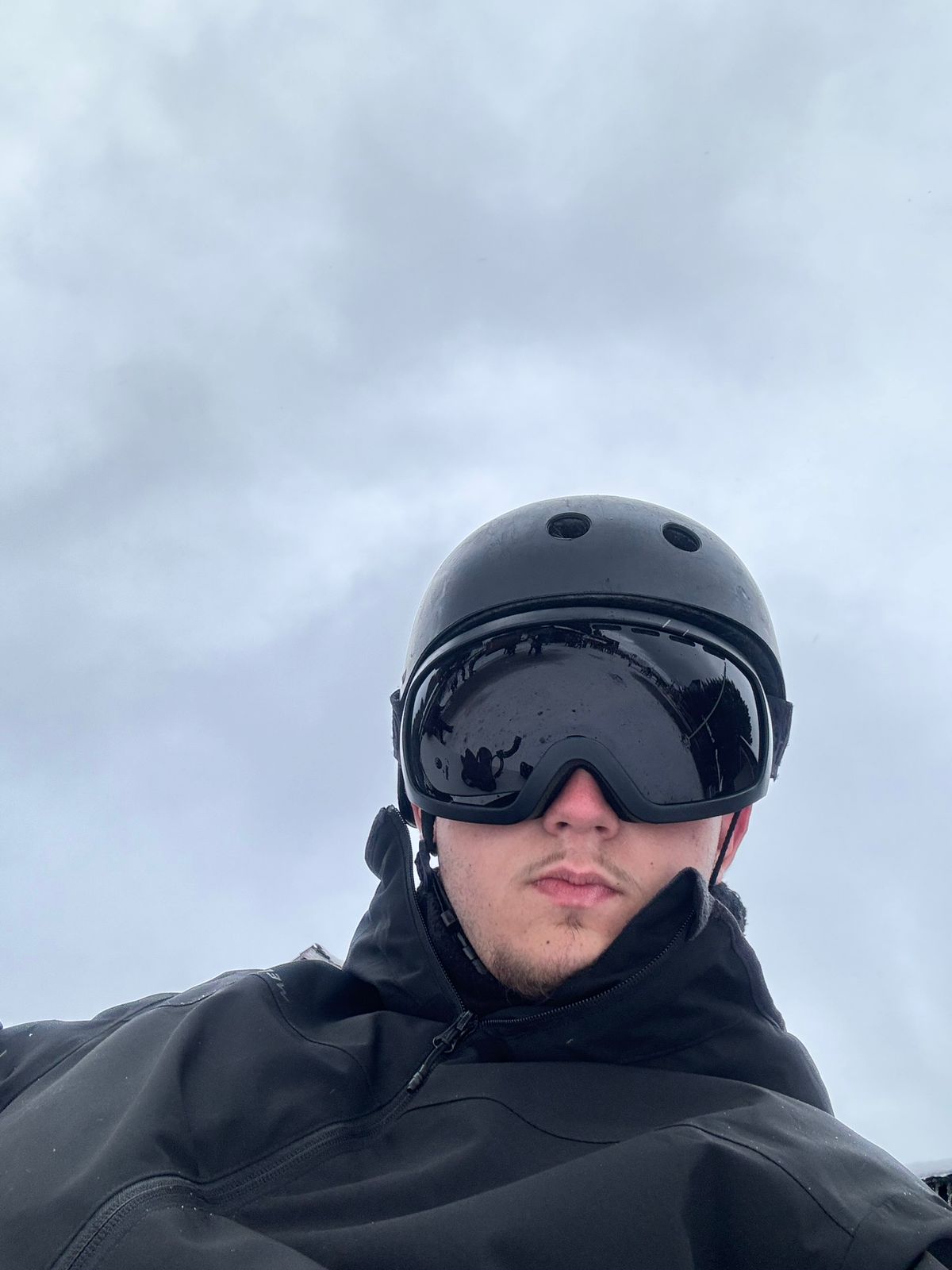 Luiz Gustavo na neve com capacete e óculos